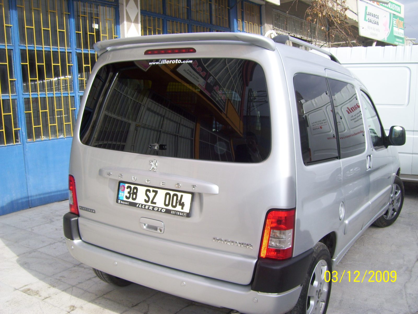 Peugeot Partner 1996-2007 Bagaj Üstü Spoiler Fiberglass (ışık Yok )