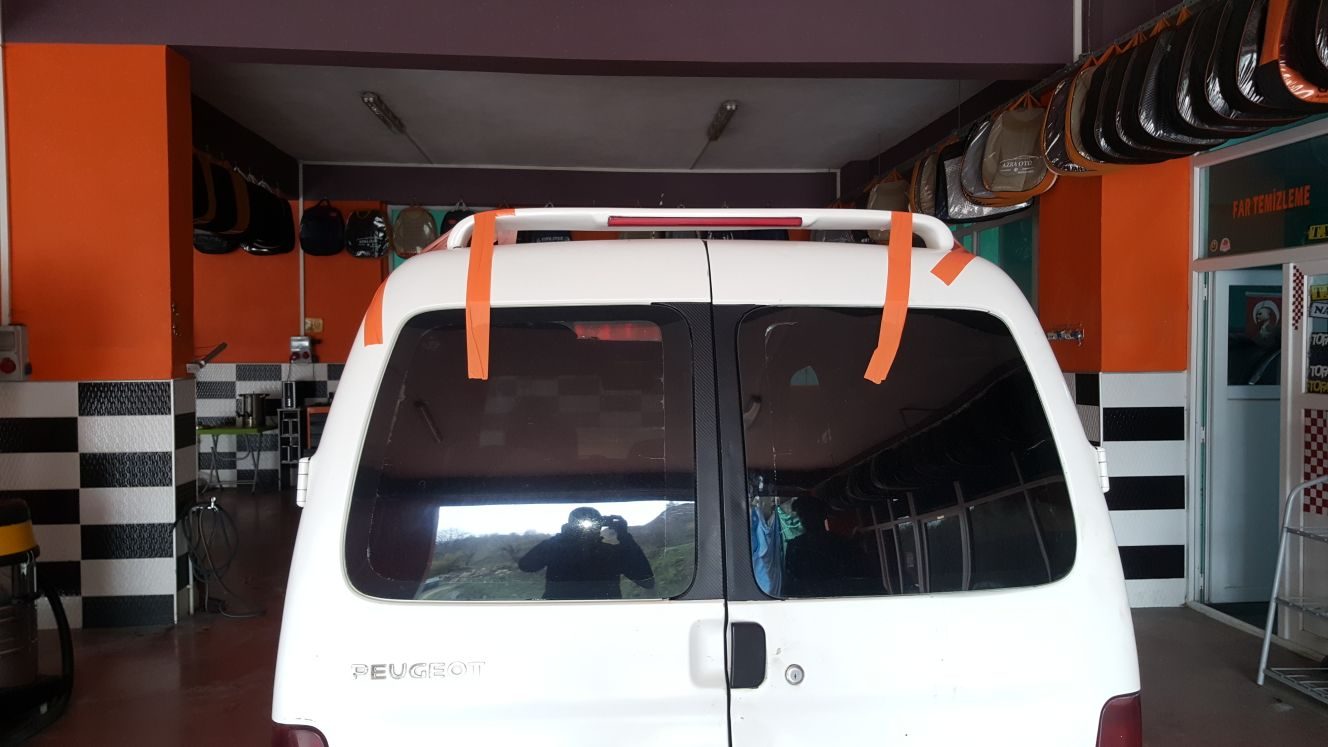 Peugeot Partner 1996-2007 Ayaklı Işıklı Spoiler Fiberglass (çift Kapı İçin Uyumlu)