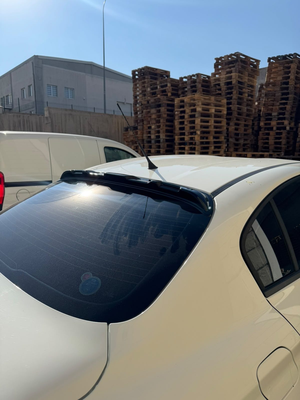 Fiat Egea Arka Cam Üstü Spoiler Plastik Siyah 2014+ 1